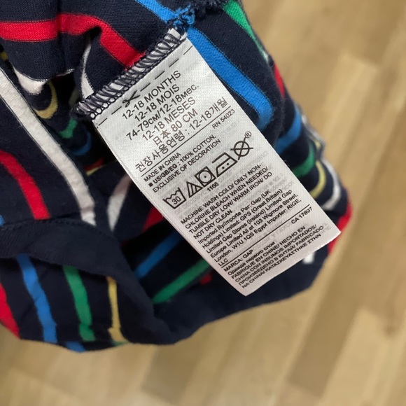 5 for $20 - Baby Gap onesie - Picture 4 of 5